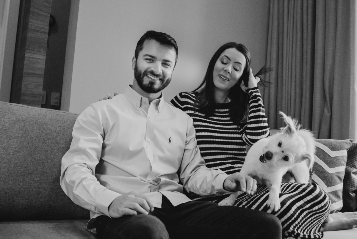 ensaio de casal com cachorro no sofa