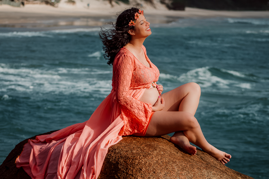 gravida com mao na barriga sentada