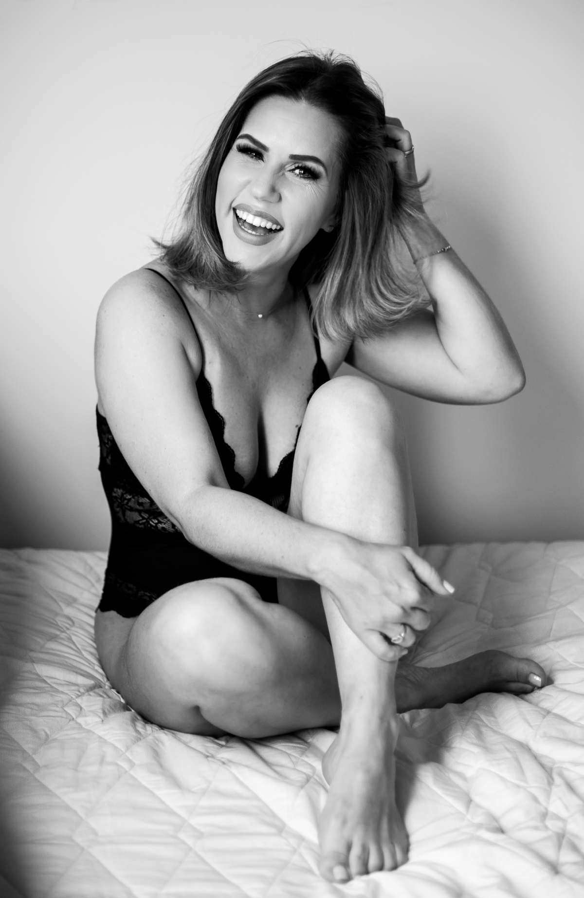 empoderamento, feminino, sagrado feminino, fotografa de mulheres, loira, mulher na  cama, sentir, fotografia feminina, fotografia em preto e branco, araranguá, sexy, sensual, 