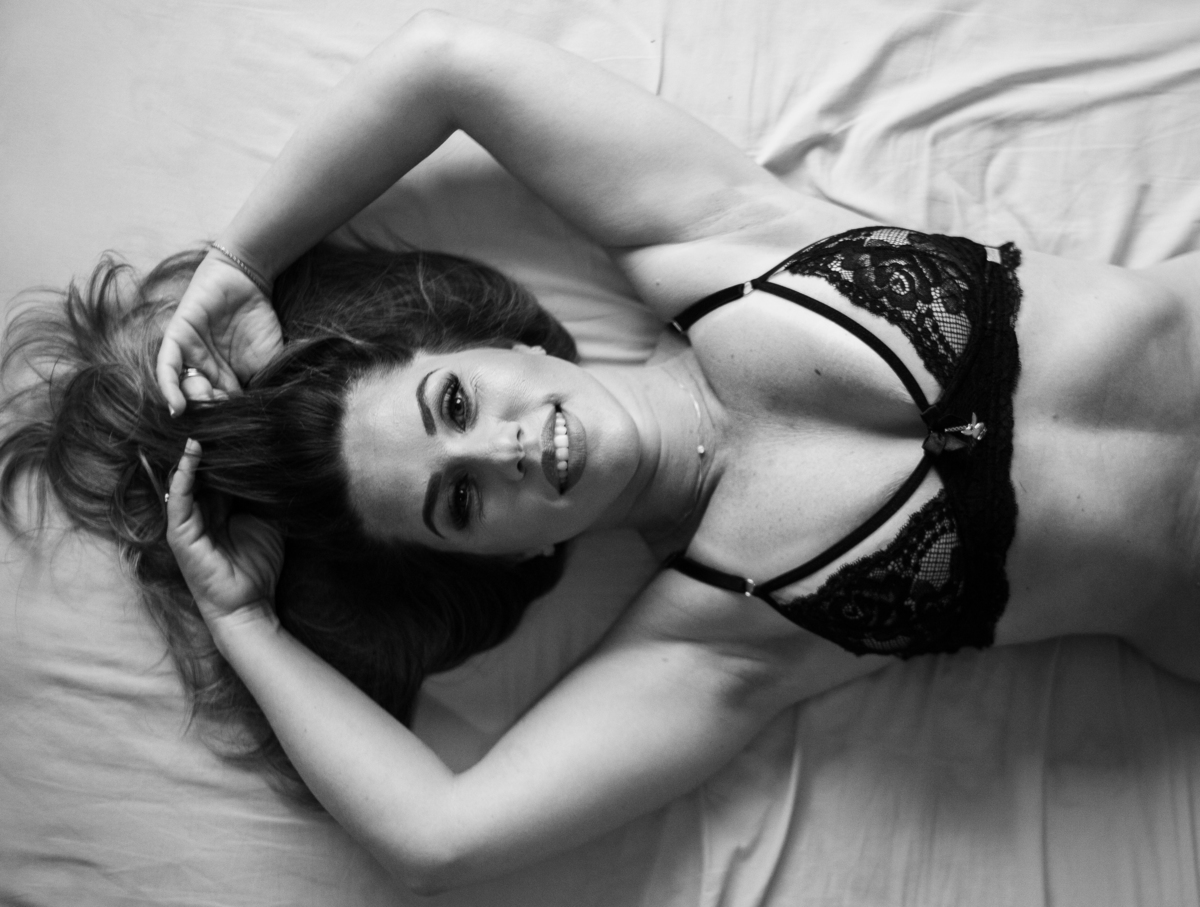 fotografia feminina, fotografia em preto e branco, araranguá, sexy, sensual, ensaio feminino, ensaio sensual, lingerie, 