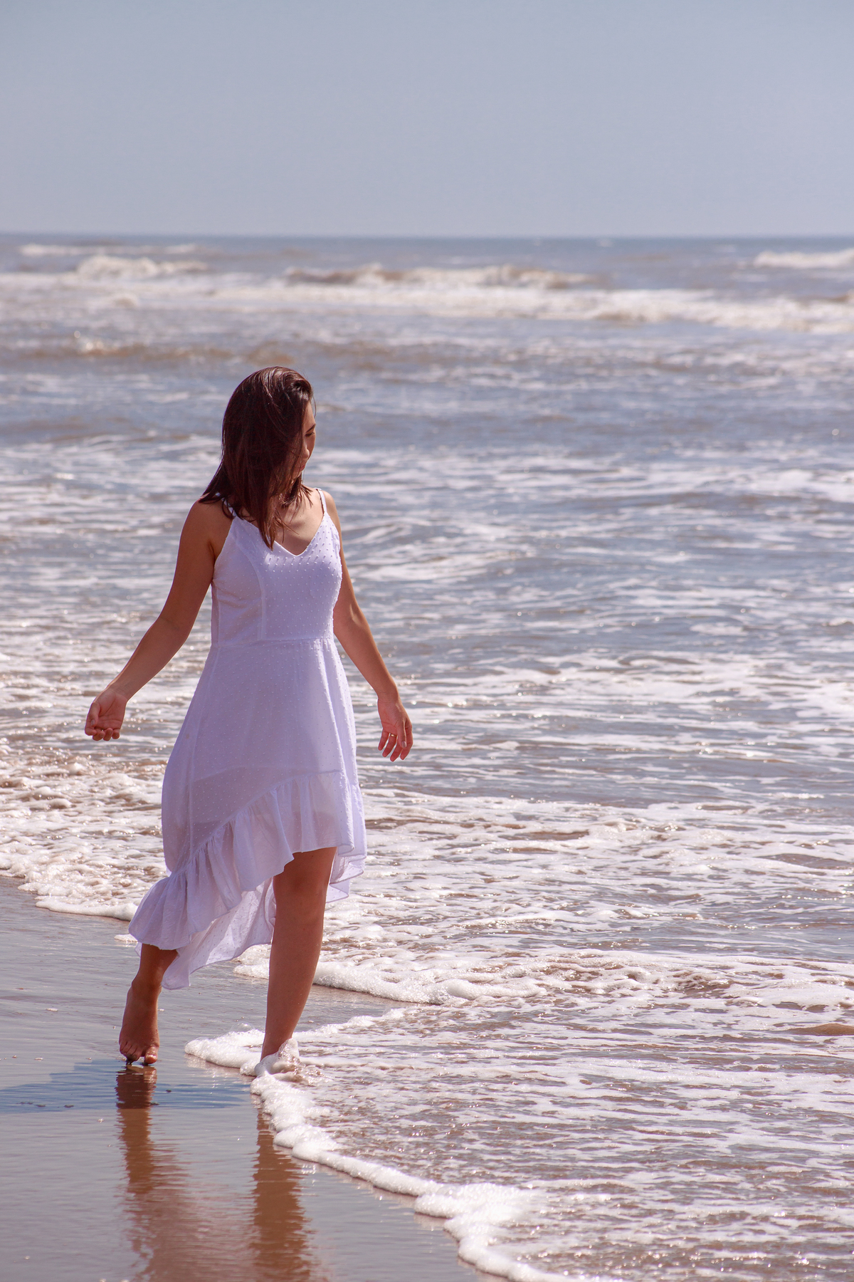 ENSAIO FEMININO NA PRAIA, MULHER DE 30 ANOS, ENSAIO FOTOGRAFICO MULHER, MULHER DE VESTIDO BRANCO ADULTA, 