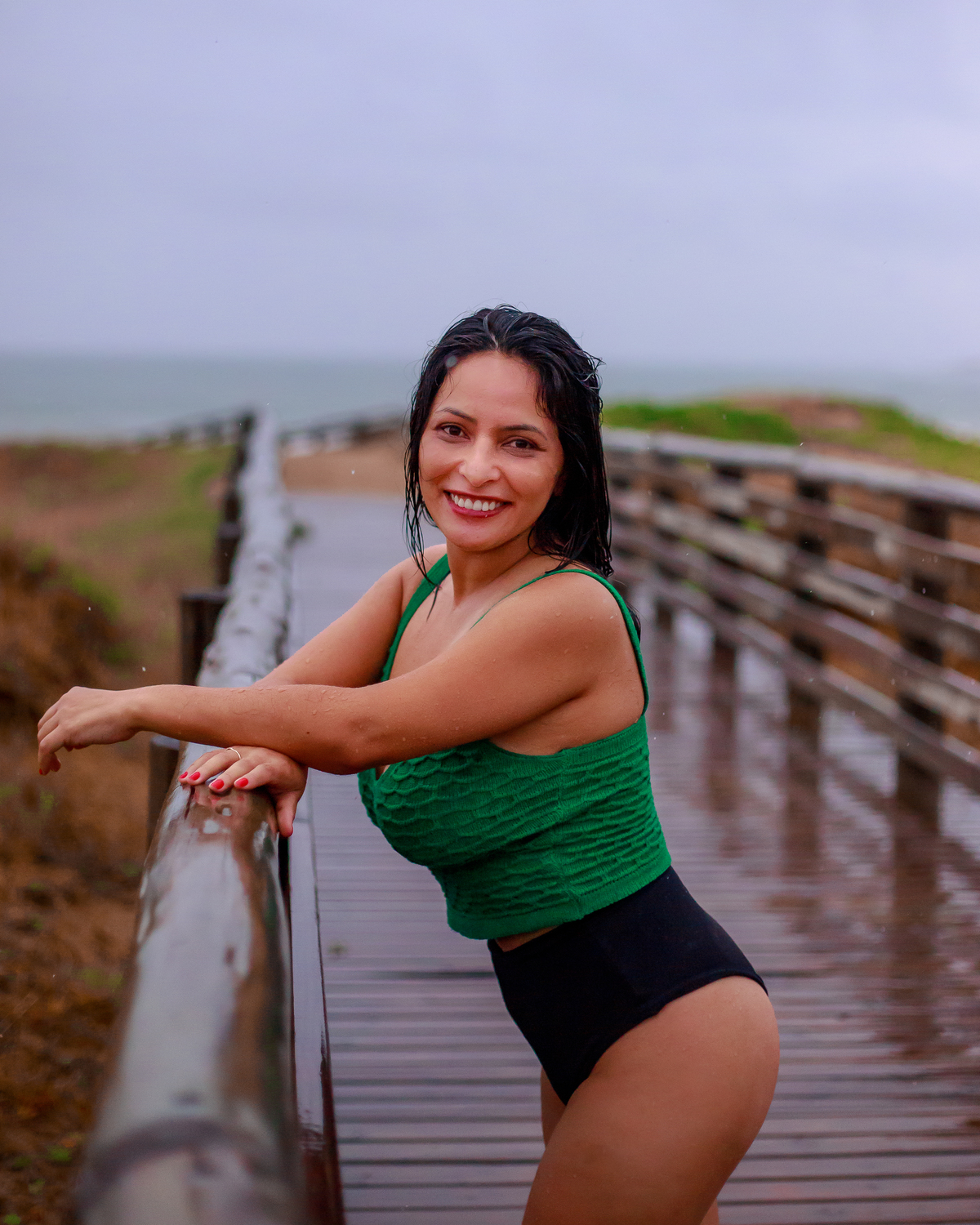 ensaio feminino na chuva, blusa de trico verde, ensaio de mulheres reais