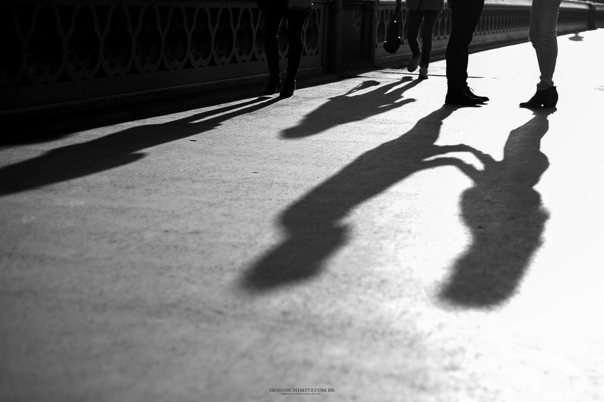 Sombra do casal de mãos dadas olhando um para o outro.