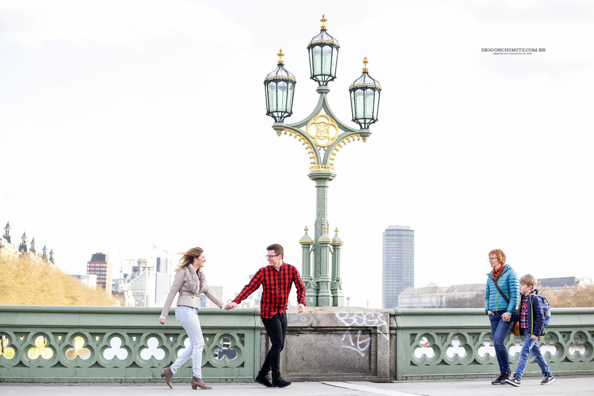 Homem delicadamente puxando a mulher para que ela ande com ele.