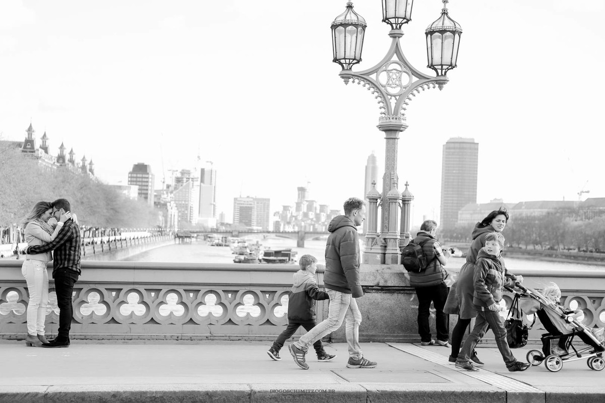 Casal andando em meio a turistas na London Bridge.