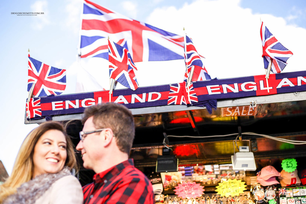 Casal em frente a uma loja na London Bridge.