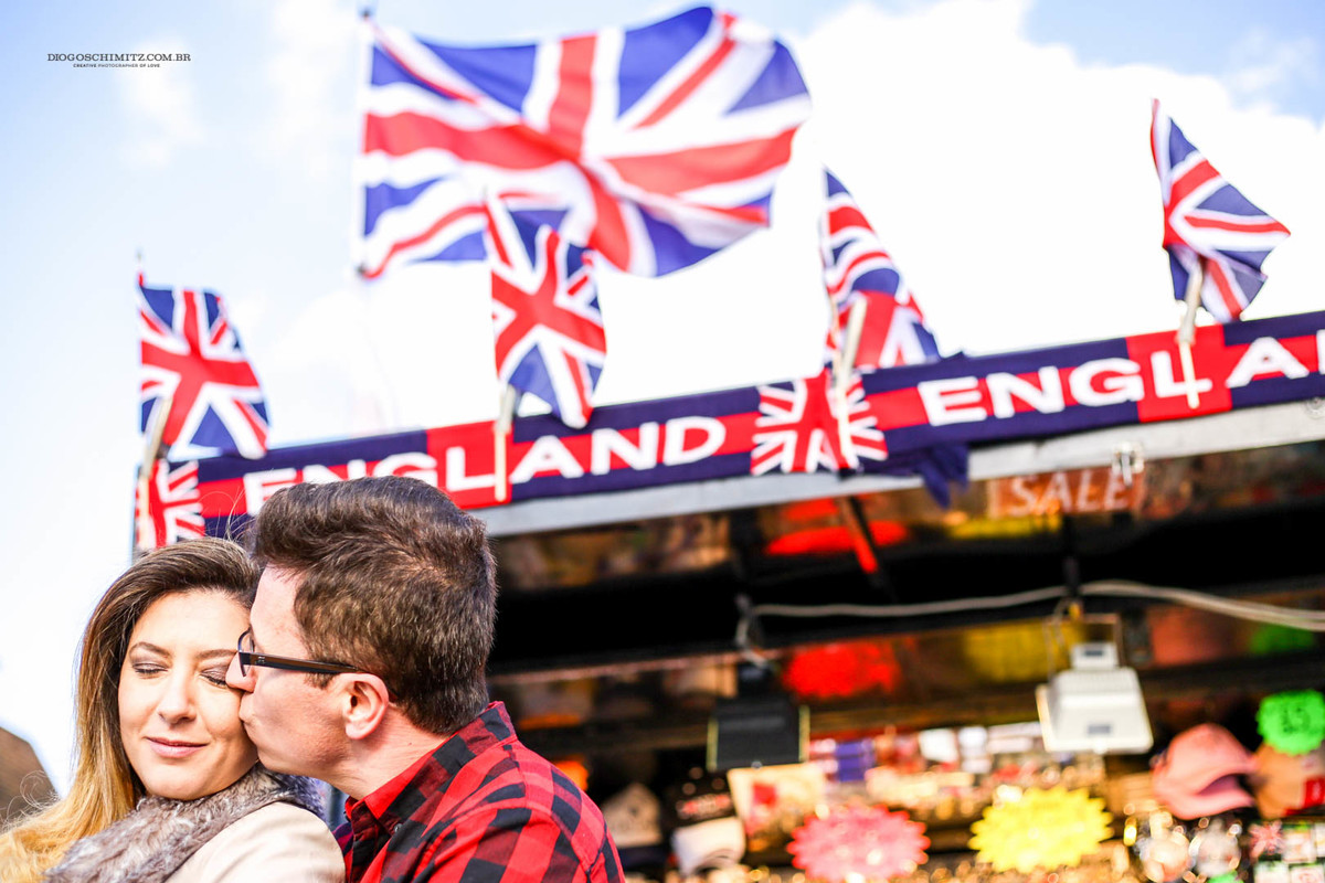 Casal se beijando em frente a uma loja na London Bridge.