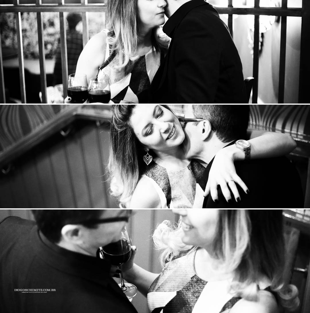 Casal se divertindo em um restaurante.