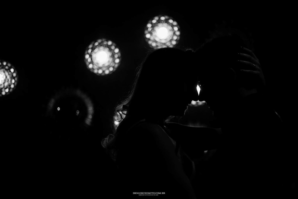 Sombra do casal no restaurante.