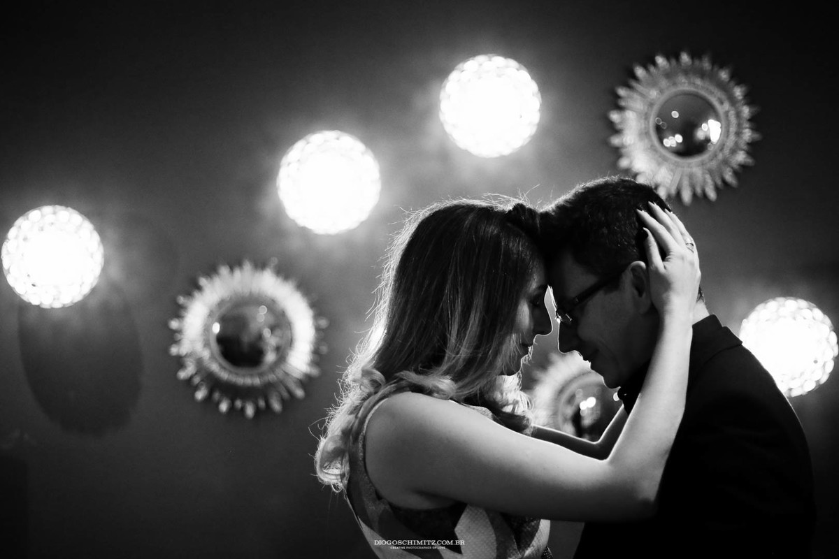 Casal dançando em um restaurante.