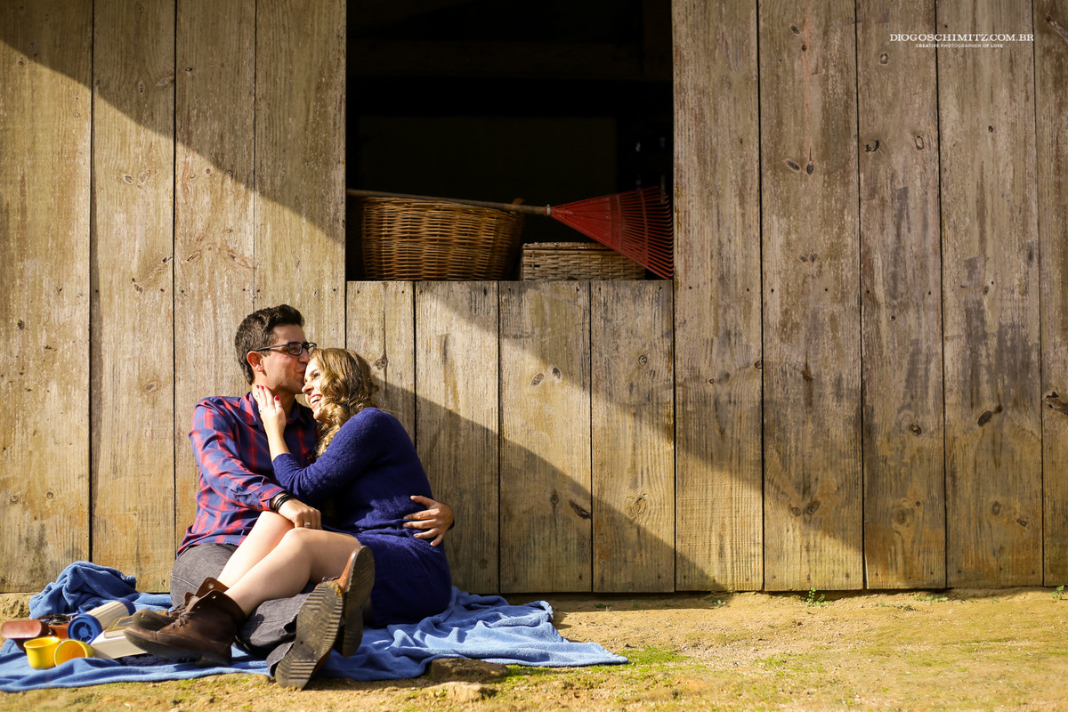 Casal sentado, se abraçando.
