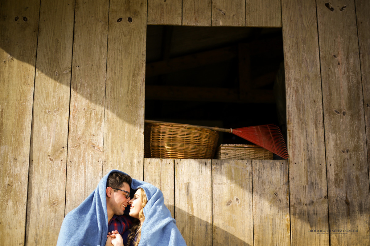 Casal sentado, com os rostos proximos um do outro.