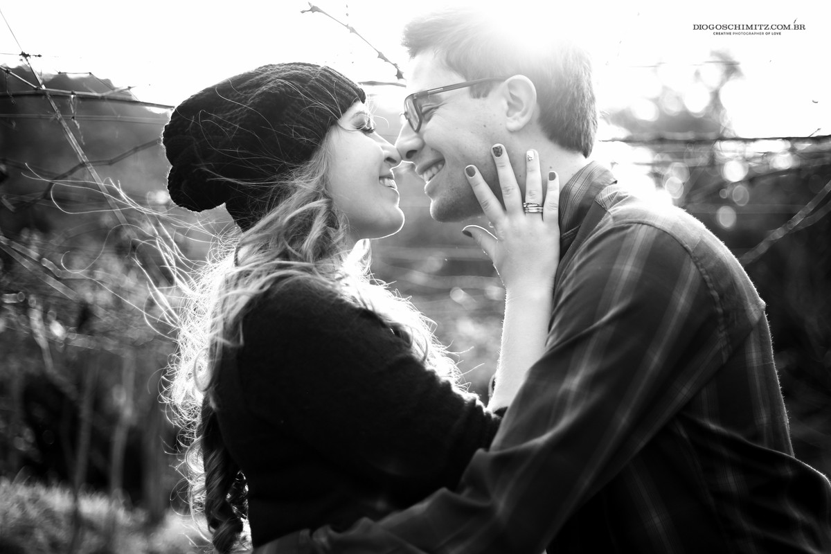 Casal olhando um para o outro e sorrindo.