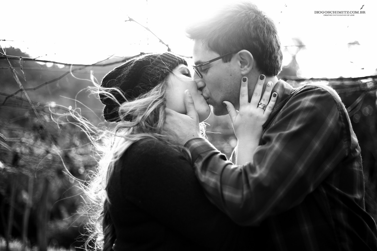 Casal se beijando.