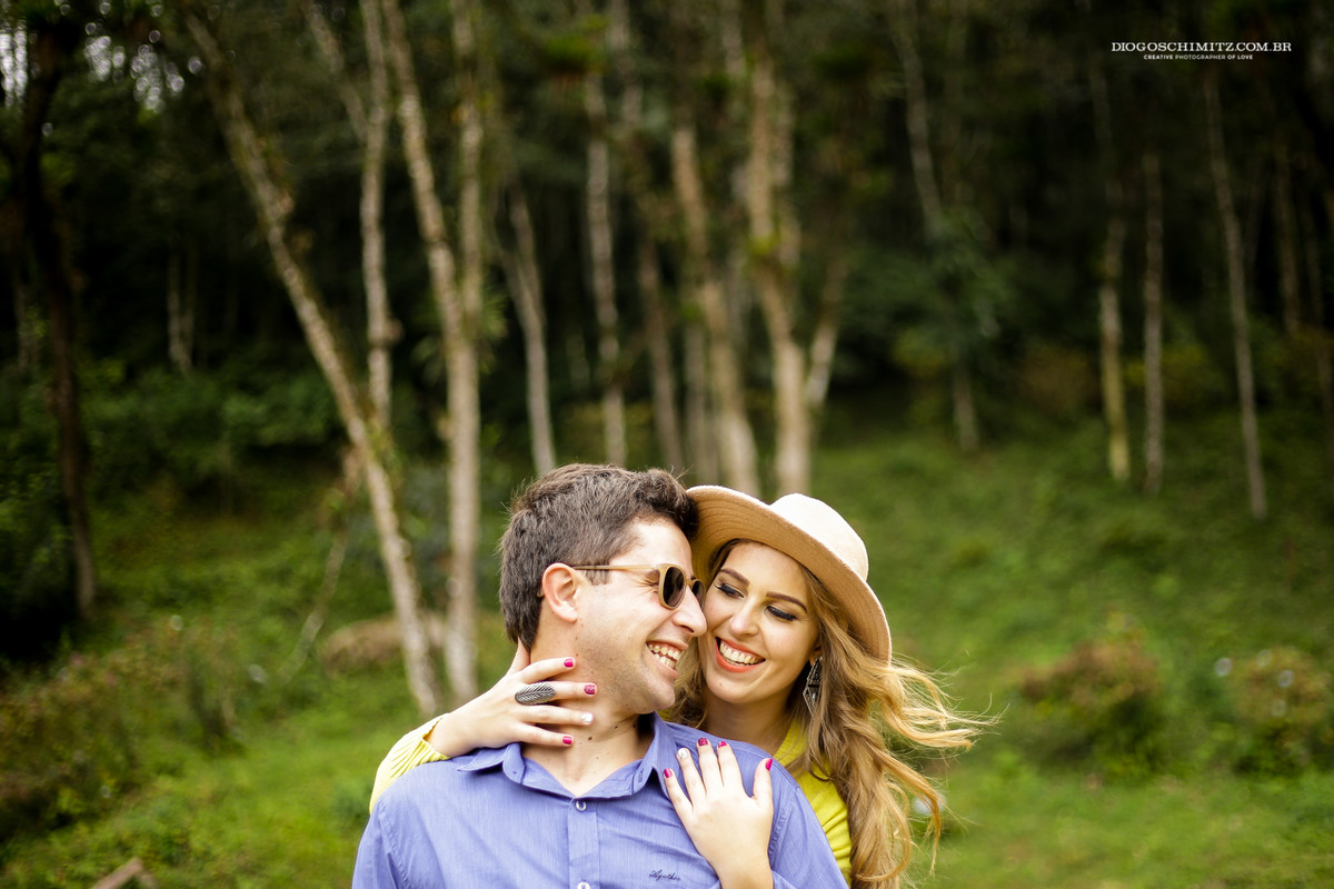 Mulher abraçando o homem pelas costas.