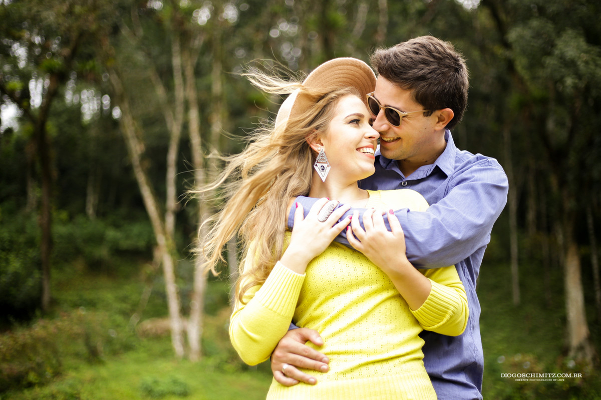 Casal se abraçando.