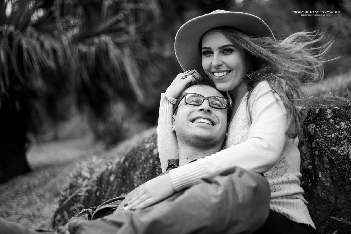 Mulher abraçando o homem.