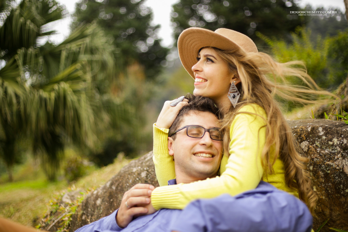 Mulher abraçando o homem e sorrindo.