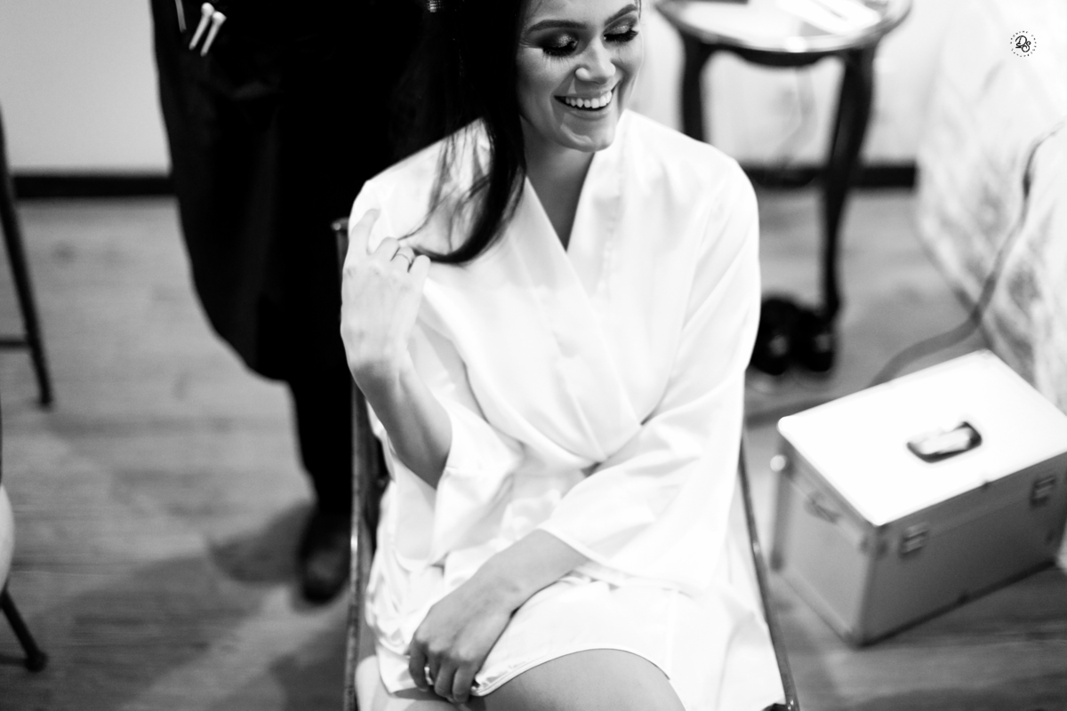 noiva sendo penteada para ser colocado o véu.