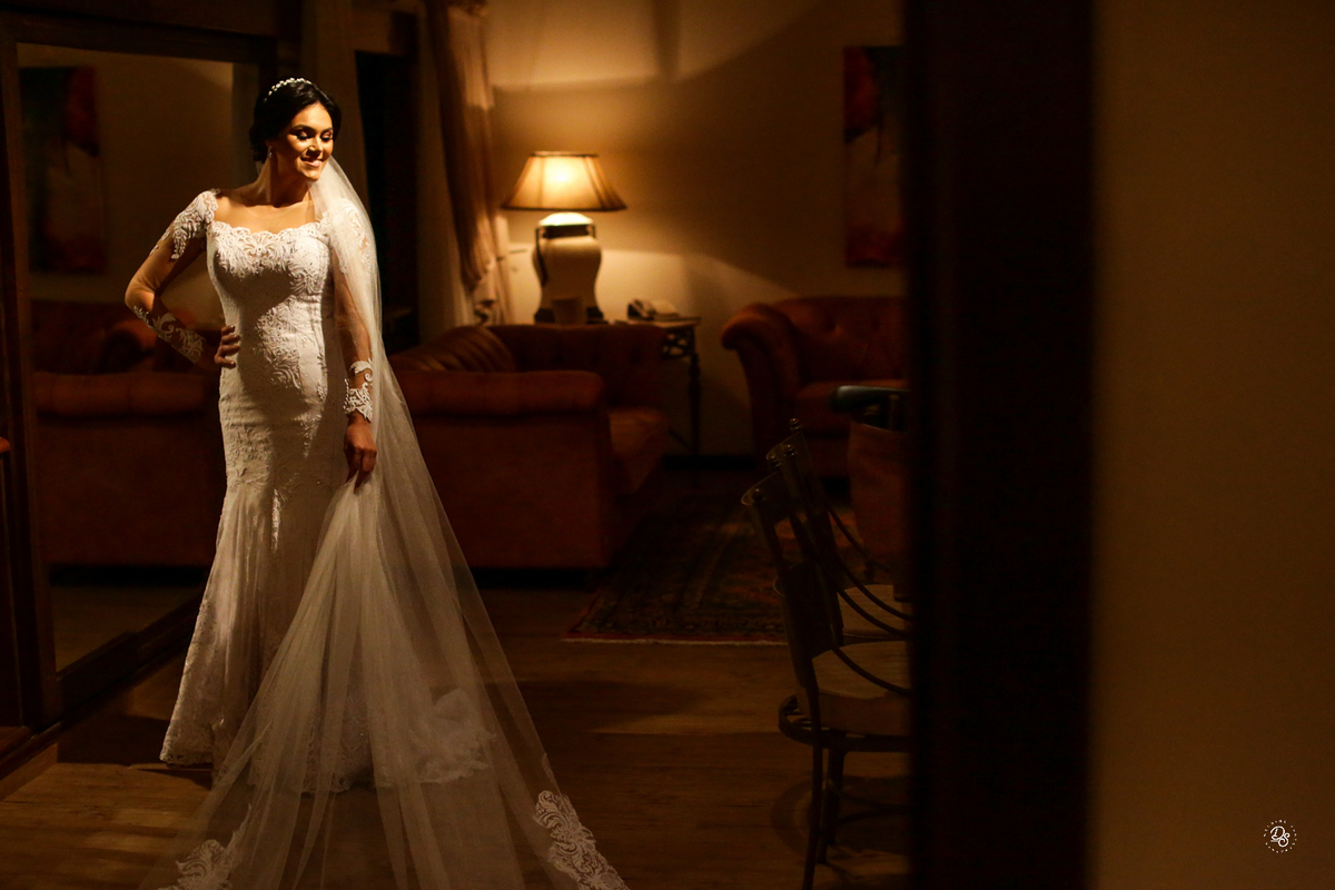 Noiva se ajeitando para ir em direção ao local ca cerimônia .