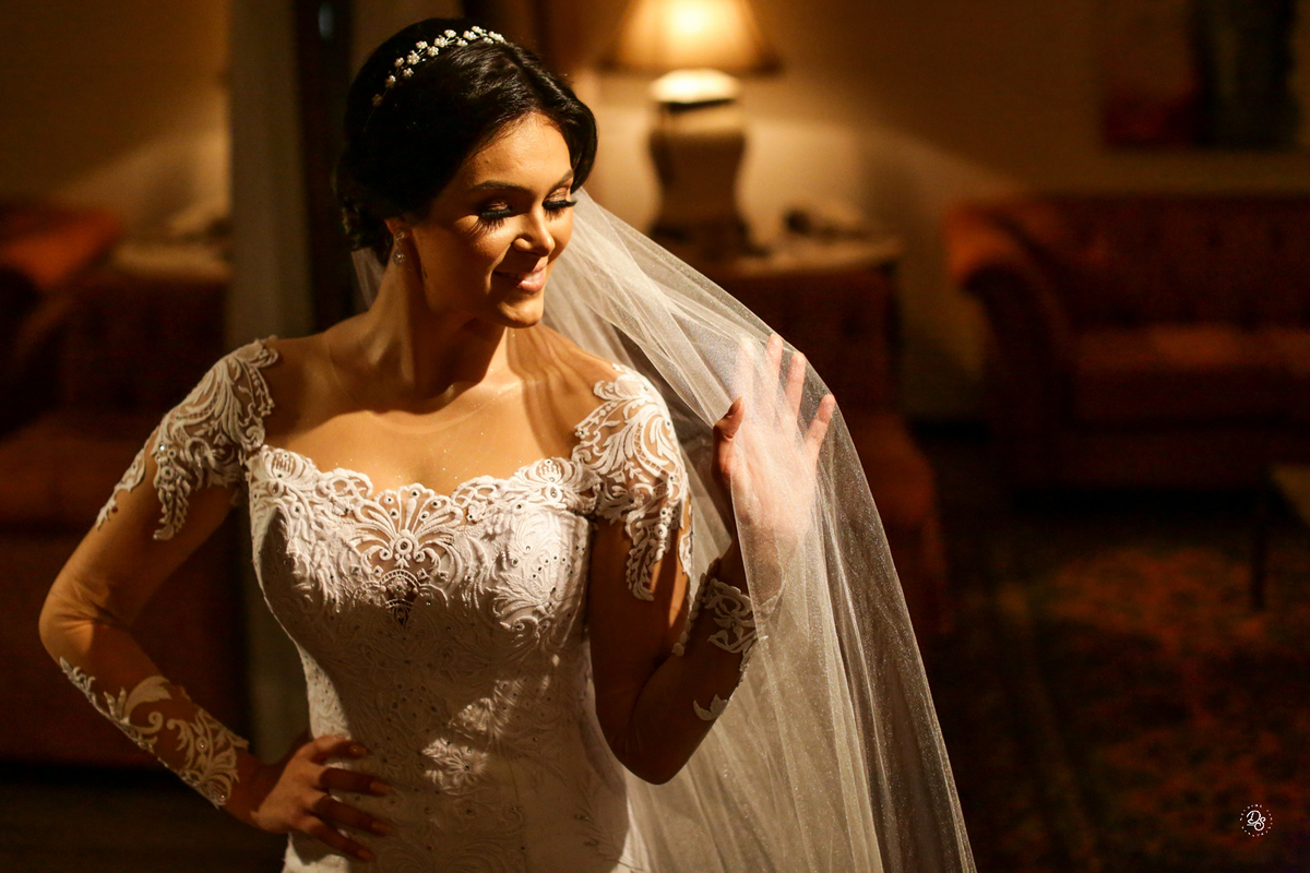 Noiva se ajeitando para ir em direção ao local ca cerimônia. 