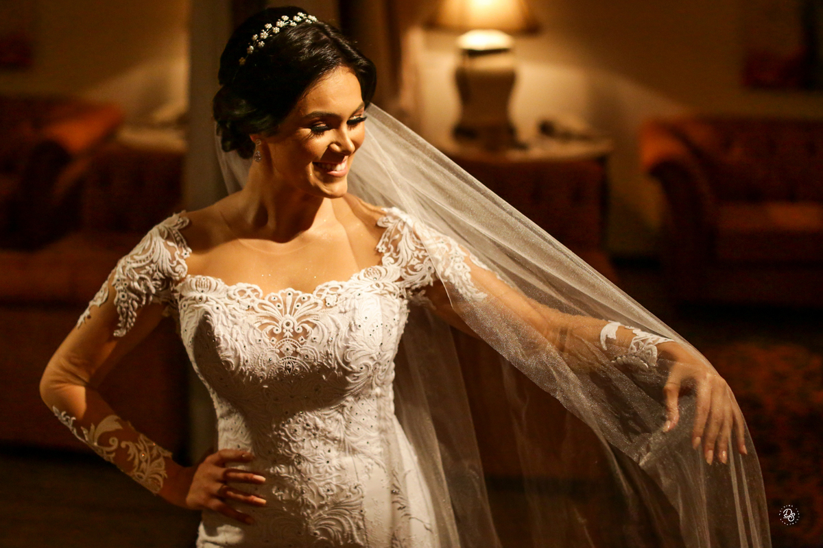 Noiva se ajeitando para ir em direção ao local ca cerimônia. 