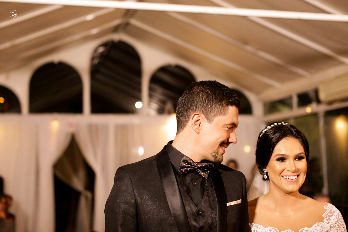 Noivo emocionado em ver sua futura mulher no altar.