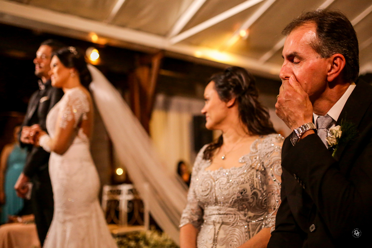 Pai da noiva se emocionando ao ver sua filha casar.