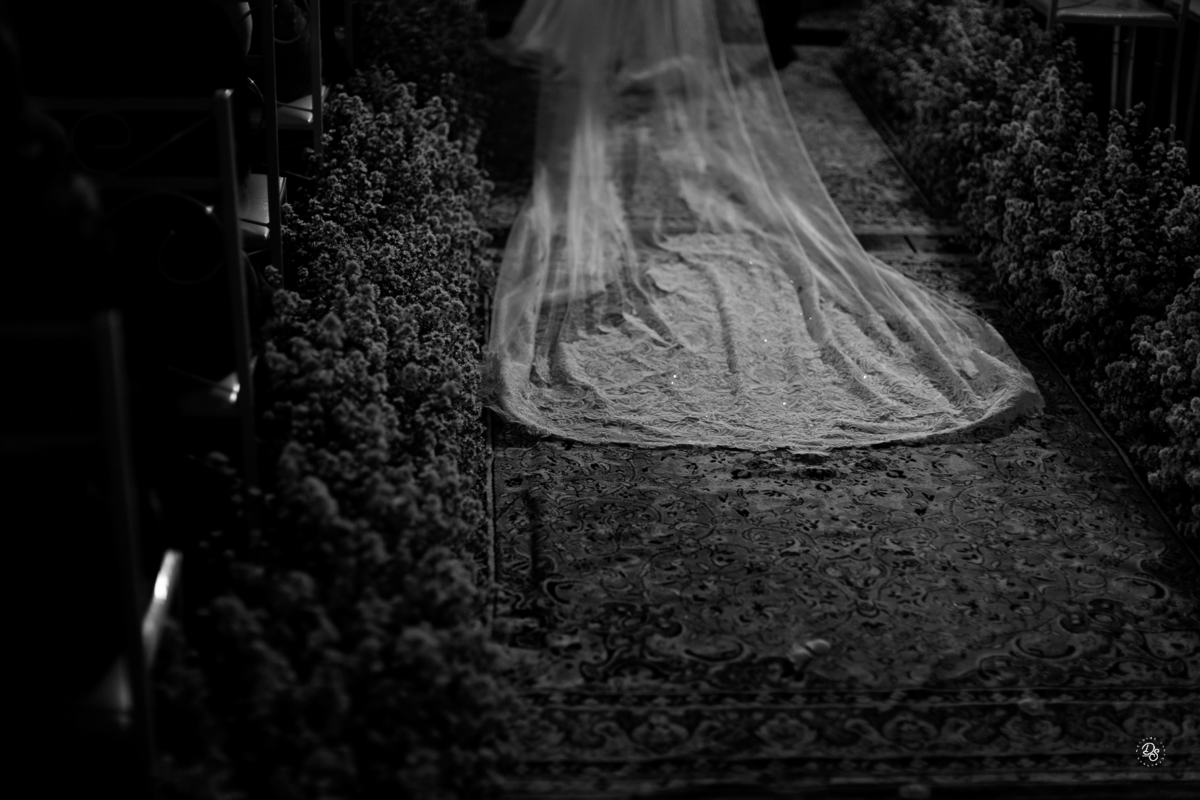Detalhe da cauda do véu no tapete, foto em preto e branco.