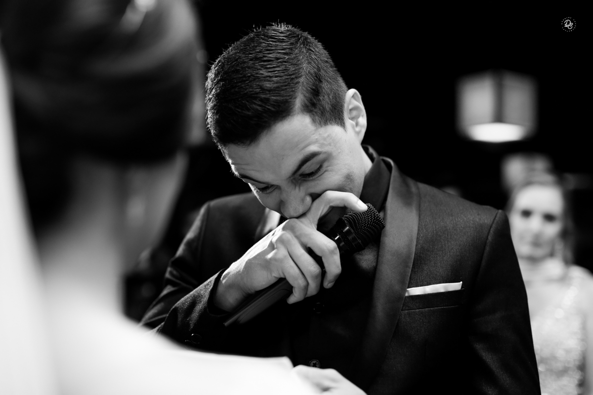 Noivos sorrindo ao trocar votos.