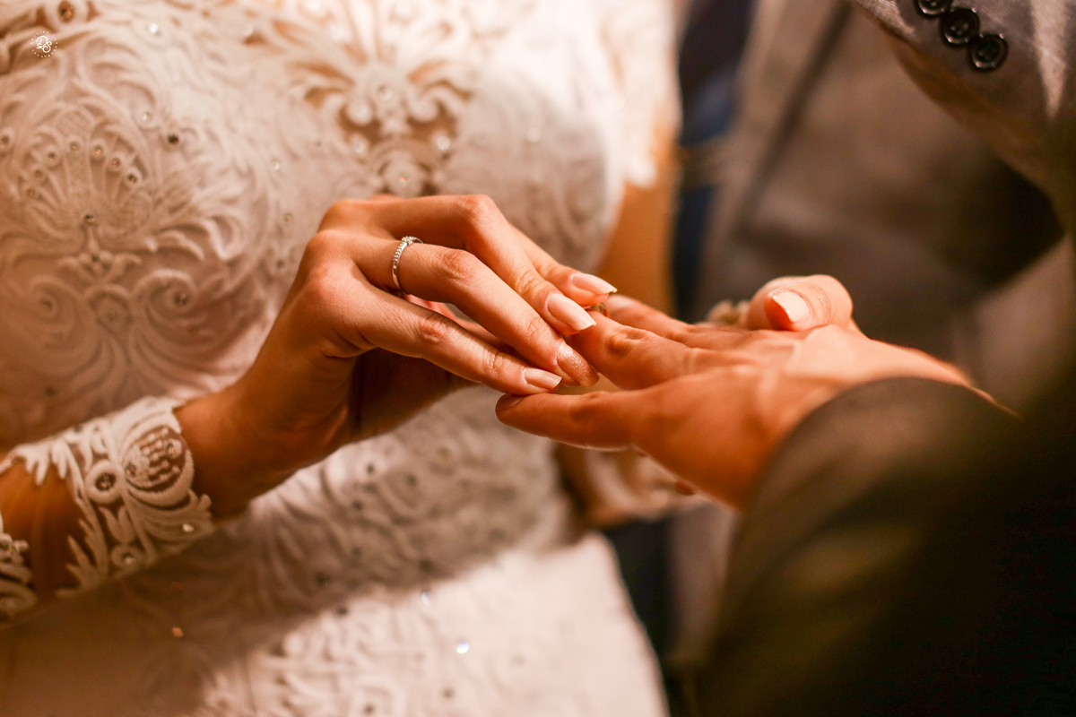 Momento em que a noiva colocar a aliança no dedo do noivo.