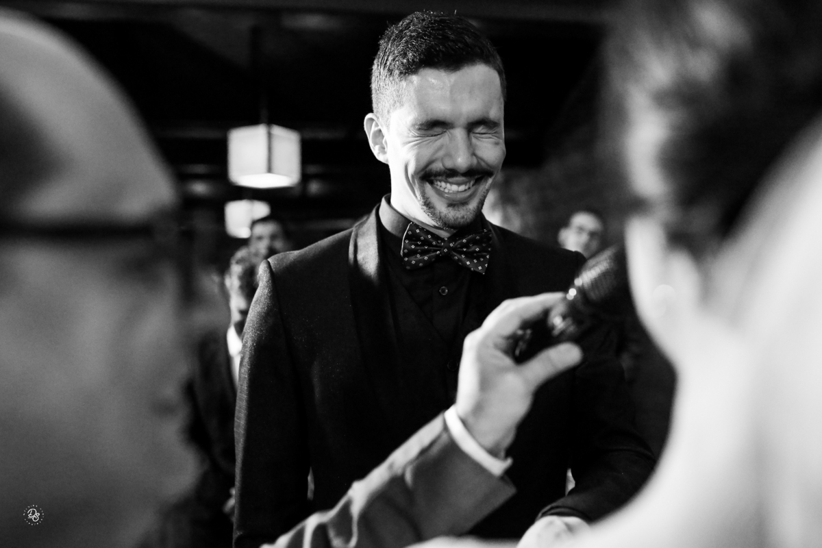 Noivo rindo e chorando. 