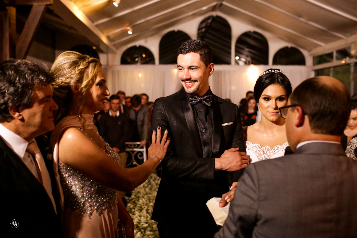 Noivo olhando para a sua mãe e sorrindo. 