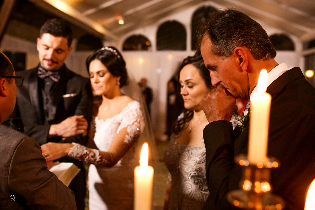 Pai da noiva segurando a emoção. 