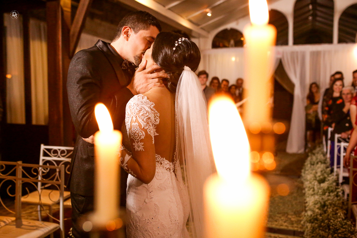 Foto do beijo dos noivos sobre as velhas em desfoque. 
