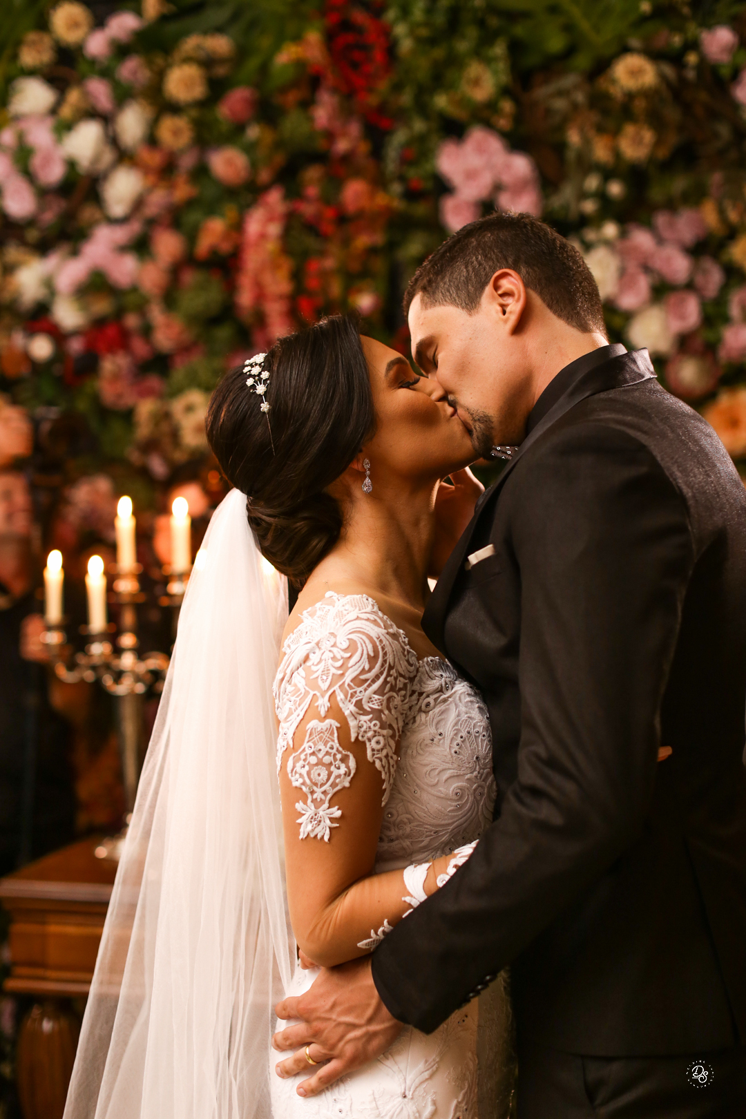 Foto vertical do beijo.