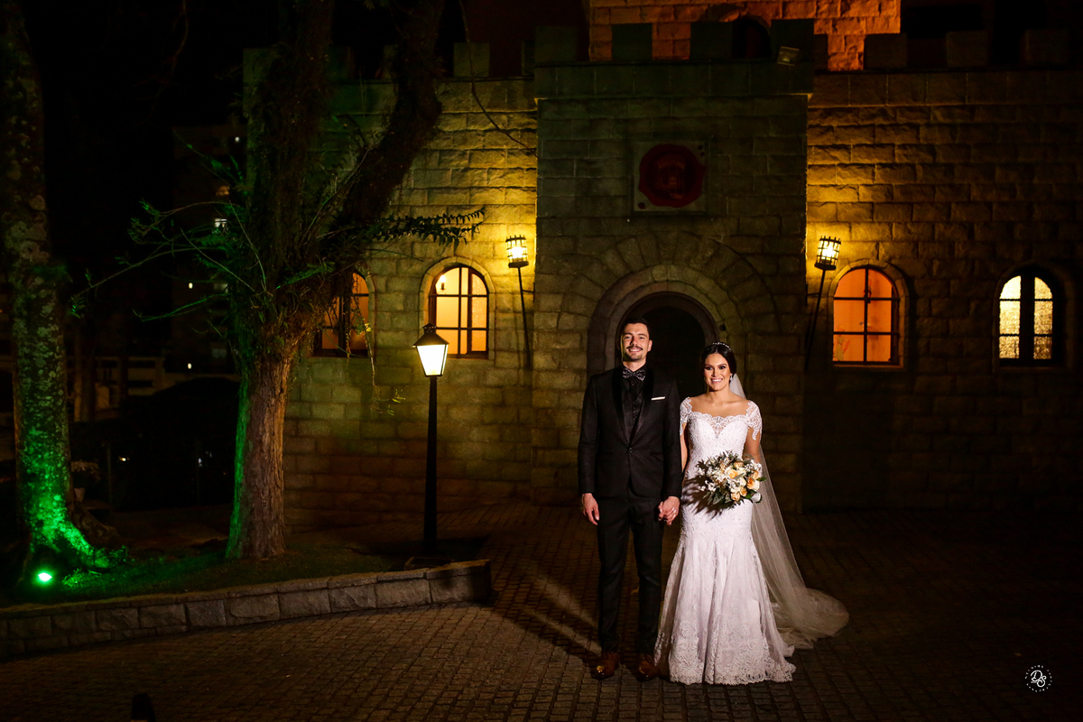 Noivos em frente ao Castelo Suíço. 