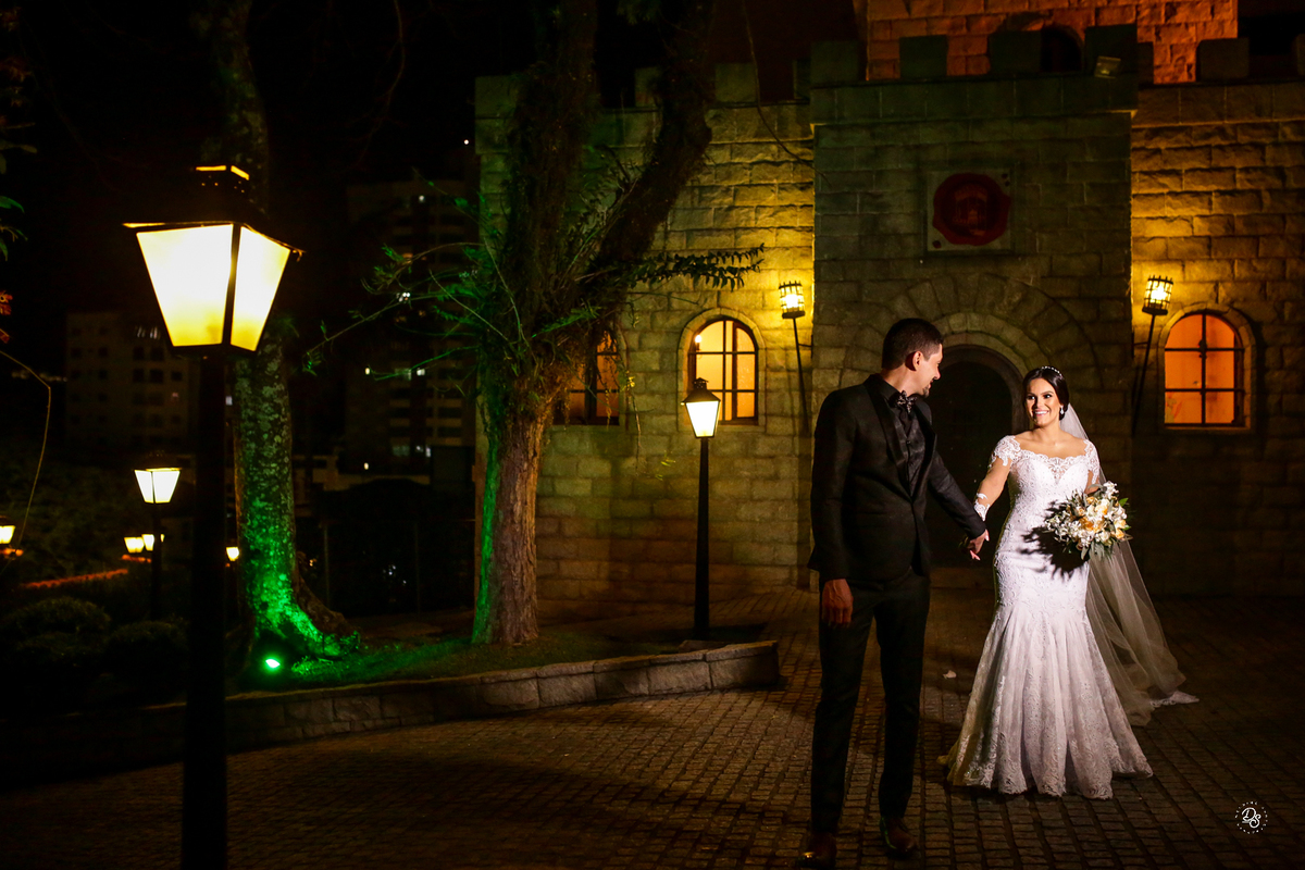 Noivos em frente ao Castelo Suíço. 