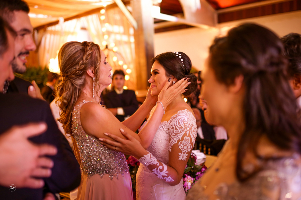 Emoção dos pais e noivos na homenagem, momento em que contaram aos familiares que se mudariam para fora do pais na semana seguinte.