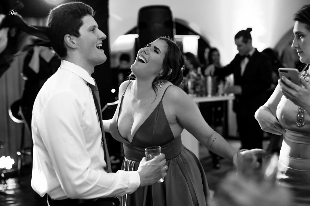 Casal de padrinhos dançando e se divertindo. 