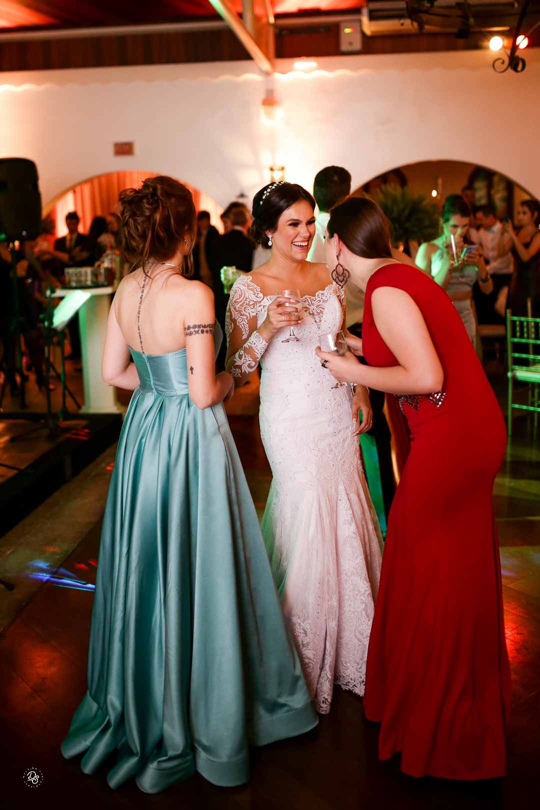 Amigas da noiva conversando e sorrindo, 