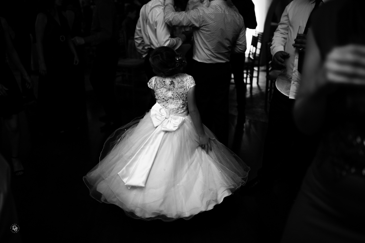 Detalhe das costas da daminha, com laço do vestido e muito tule. 