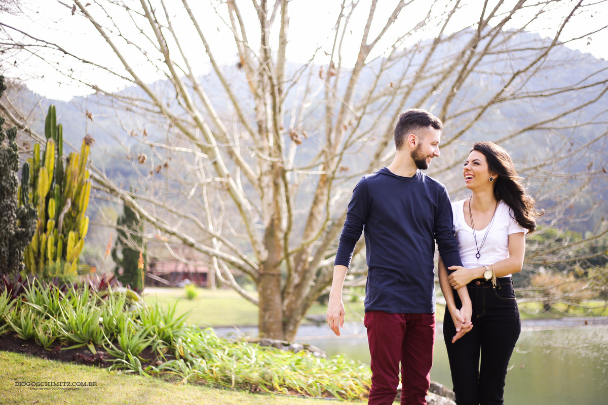 Casal andando de mãos dadas.