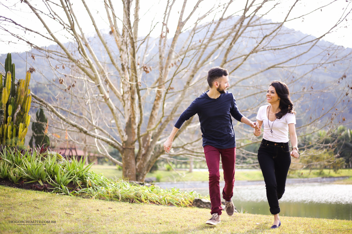 Homem puxando a mulher para que ela corra com ele.