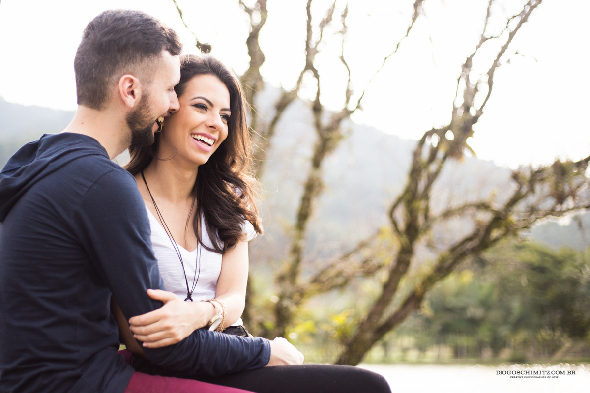 Casal se abraçando e sorrindo.