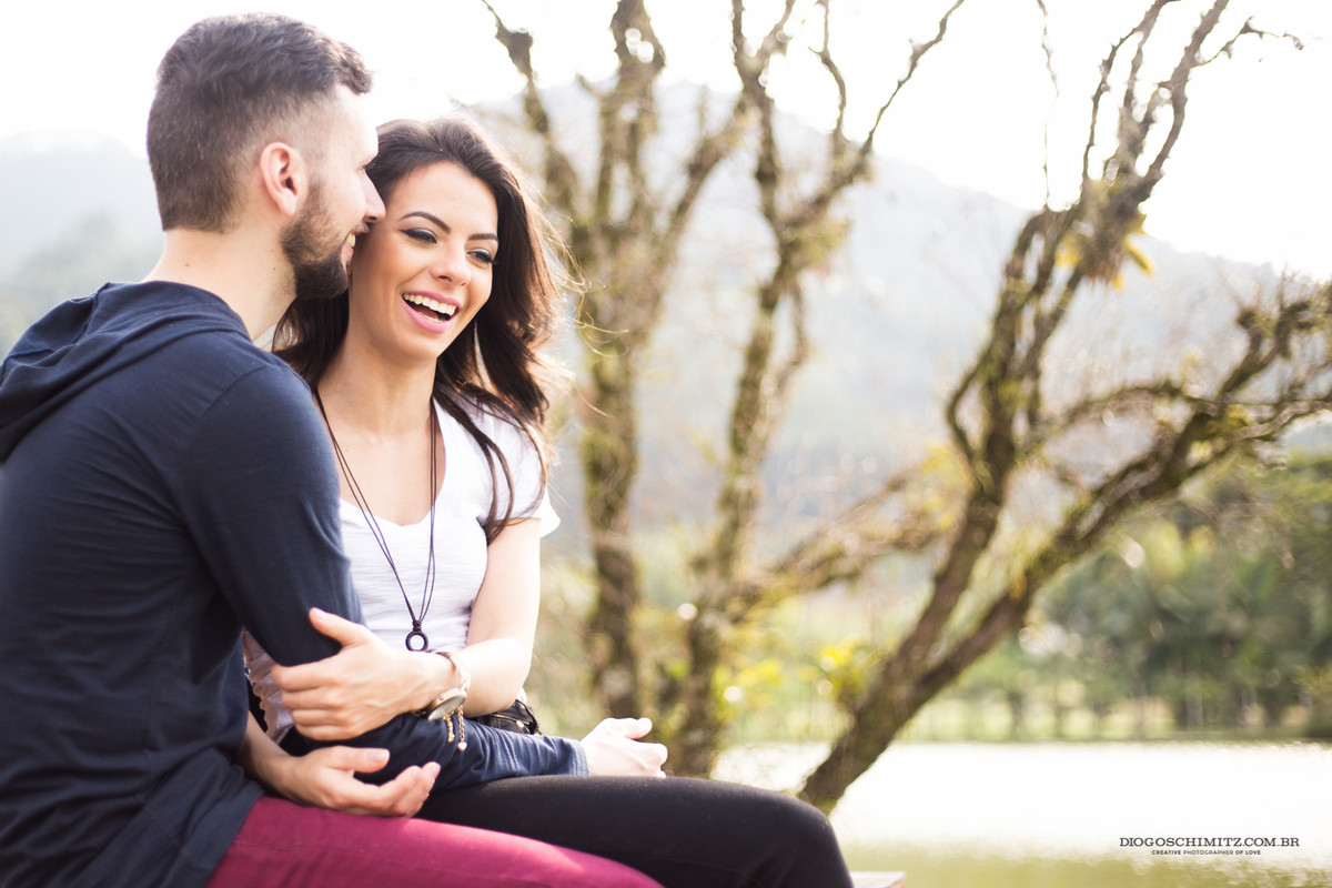 Casal sentado e rindo.