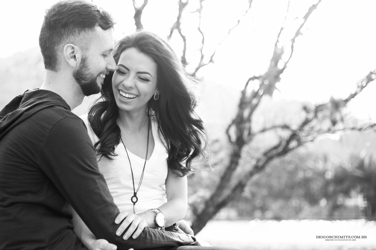 Casal rindo e se abraçando.