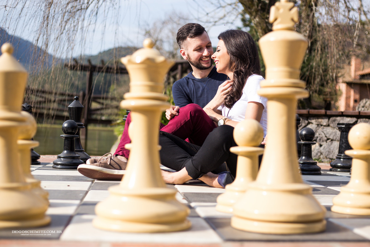 Casal sentado e conversando.