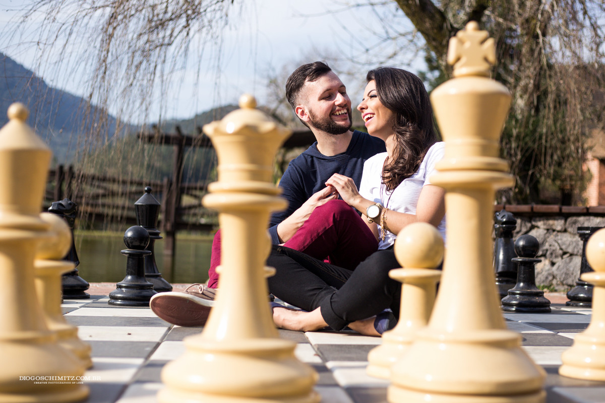 Casal sentado e sorrindo.