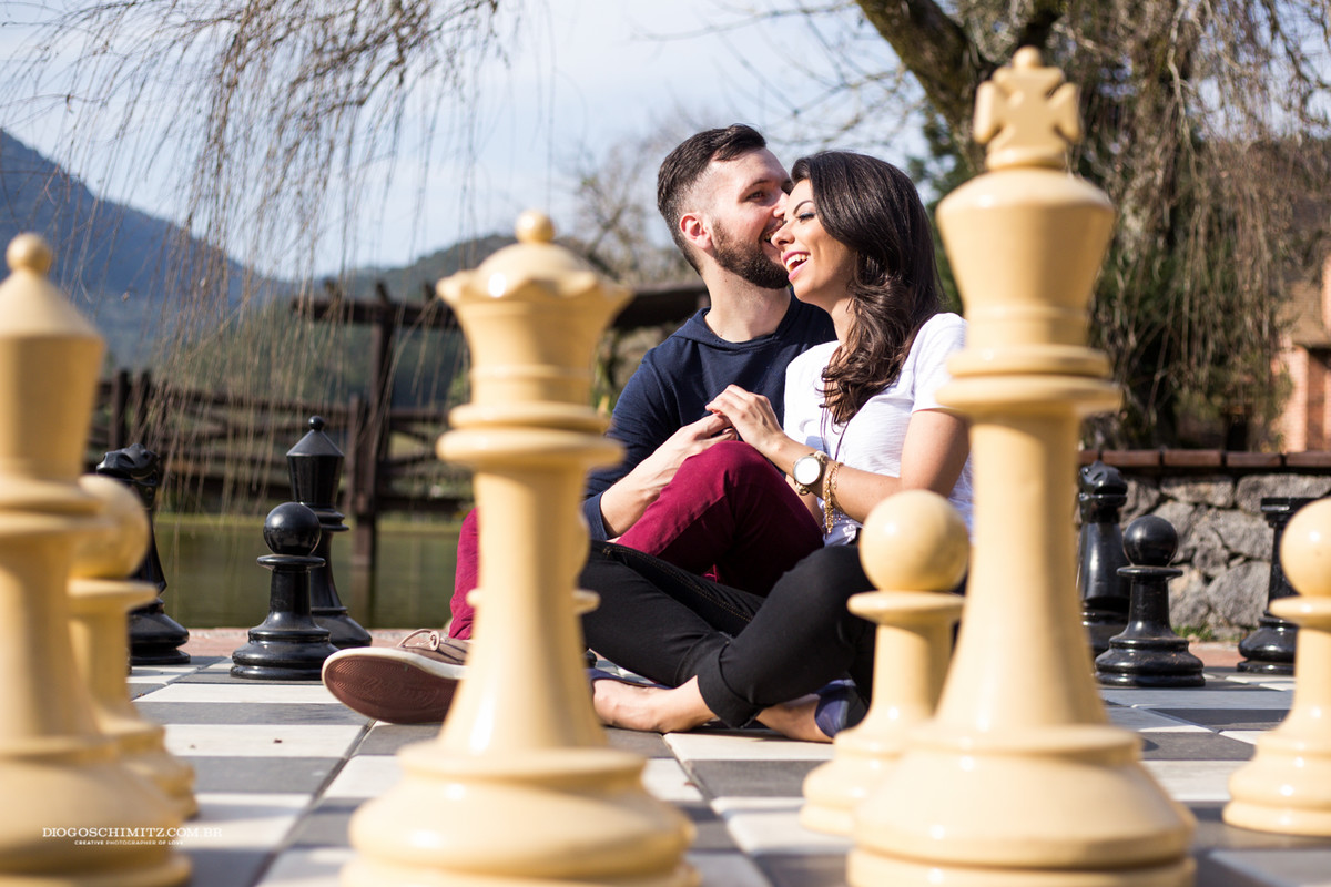 Casal em um tabuleiro de xadrez se divertindo.
